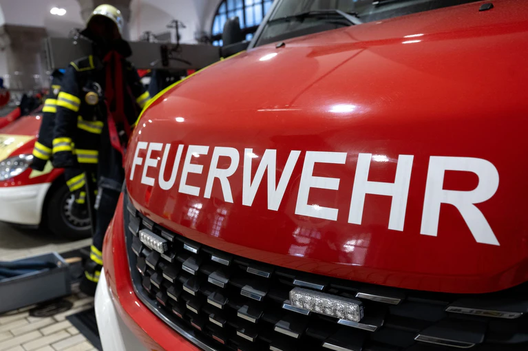 In München rückt die Feuerwehr zu einem Brand aus - ausgelöst beim Kochen. (Symbolbild) — © Sven Hoppe/dpa