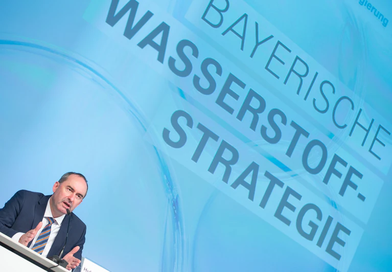 Wirtschaftsminister Hubert Aiwanger im Jahr 2020 bei der Vorstellung der bayerischen Wasserstoffstrategie. (Archivbild) — © Timm Schamberger/dpa