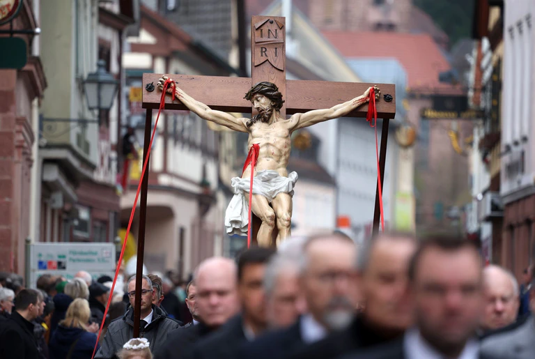 Die Figuren sind teils Jahrhunderte alt. — © Karl-Josef Hildenbrand/dpa