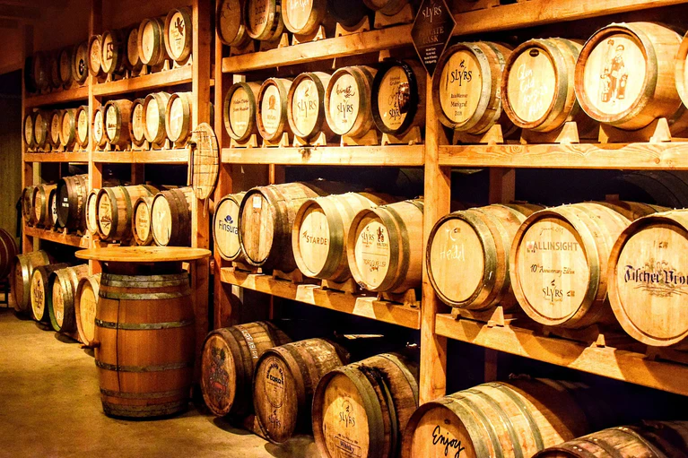 Drei Jahre muss ein Whisky mindestens im Fass lagern, damit er sich Whisky nennen darf. — © Lucas Caspari/dpa