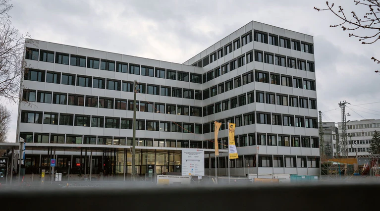 Polizisten durchsuchten am Dienstag Räume der Ausländerbehörde in München.  — © Leonie Asendorpf/dpa