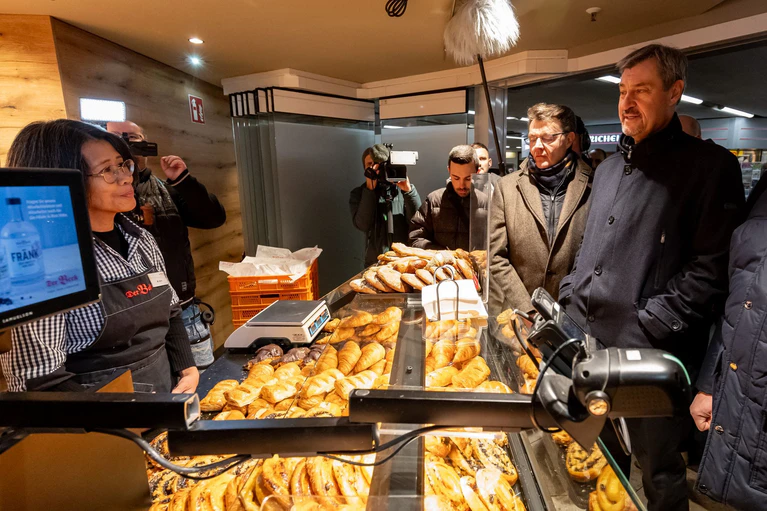 Ministerpräsident Markus Söder (CSU) verschaffte sich unter anderem bei Beschäftigten am Nürnberger Hauptbahnhof einen Eindruck von der Sicherheitslage. — © Daniel Karmann/dpa