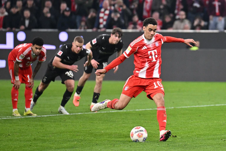 Jamal Musiala trifft als Vertreter von Harry Kane vom Elfmeterpunkt. — © Harry Langer/dpa