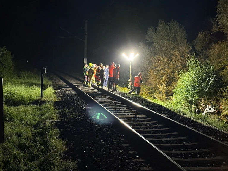 Der 23-jährige Autofahrer und sein Beifahrer starben vermutlich direkt beim Zusammenprall mit dem Zug. — © Schmelzer/vifogra/dpa