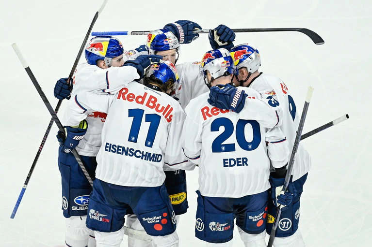 Der EHC Red Bull München gelingt im Playoff-Viertelfinale gegen die Adler Mannheim der Ausgleich. — © Uwe Anspach/dpa