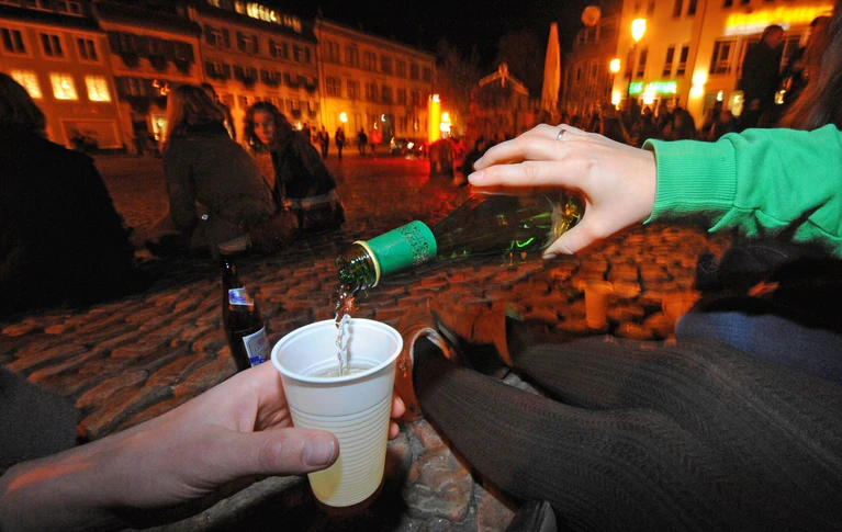 Alkoholkonsum spielt bei Jugendlichen weiter eine Rolle (Symbolbild)  — © picture alliance / dpa
