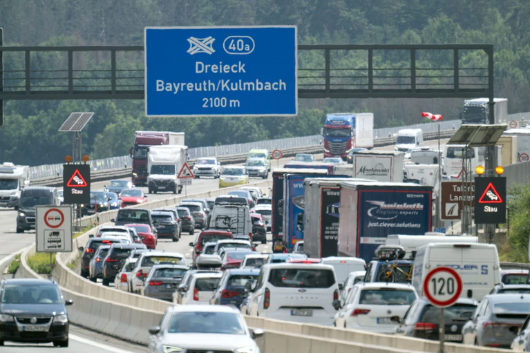 Auf Bayerns Autobahnen gab es 2025 mehr Stau. (Archivbild) — © Pia Bayer/dpa