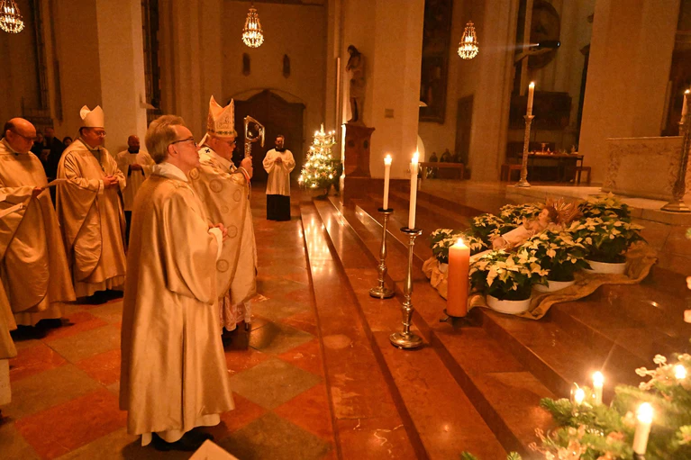 Rückschau auf 2023: Kardinal Marx bei der Christmette im Münchner Dom. (Archivbild) — © Felix Hörhager/dpa