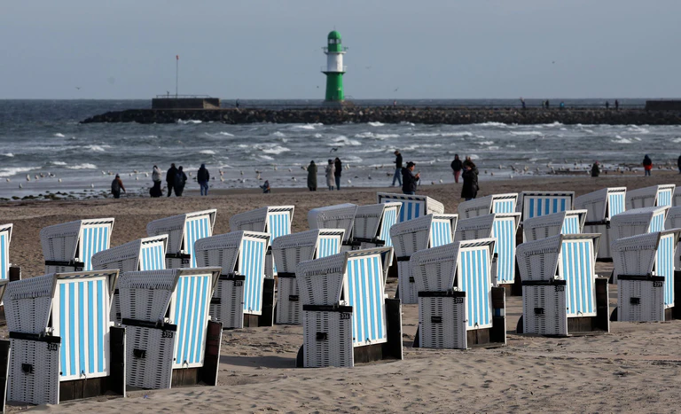 Ostseestrand in Warnemünde. Nicht überall blieben die Strandkörbe stehen — © Bernd Wüstneck/dpa
