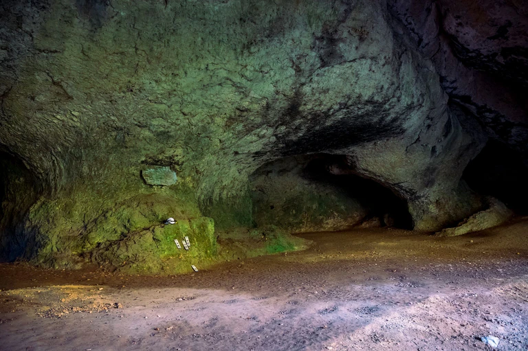 Die Ludwigshöhle im Ahorntal ist frei zugänglich. (Archivbild) — © Daniel Vogl/dpa