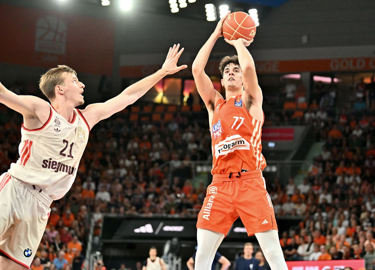 Ben Saraf (r.) stand Ulm trotz des anstehenden NBA-Drafts zur Verfügung. — © Jan-Philipp Strobel/dpa