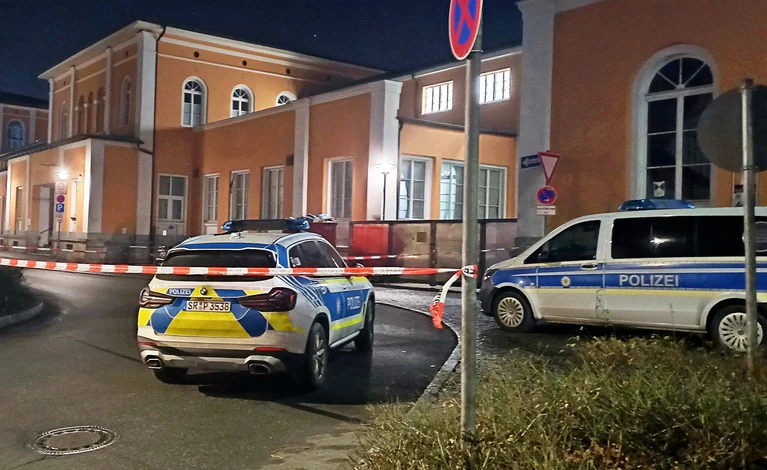 Die Polizei hatte den Bahnhof in Passau vorübergehend geräumt.  — © Helmuth Riedl/zema-medien.de/dpa