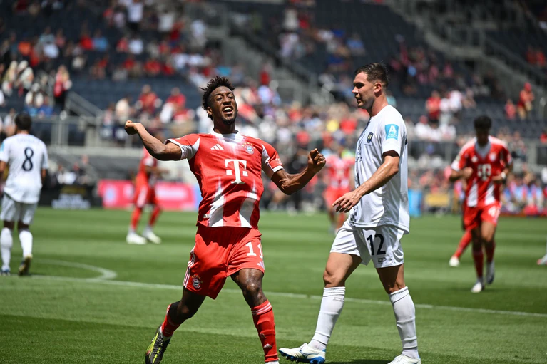 Der erste Torschütze der Club-WM: Kingsley Coman (l) bejubelt das 1:0. — © Sven Hoppe/dpa