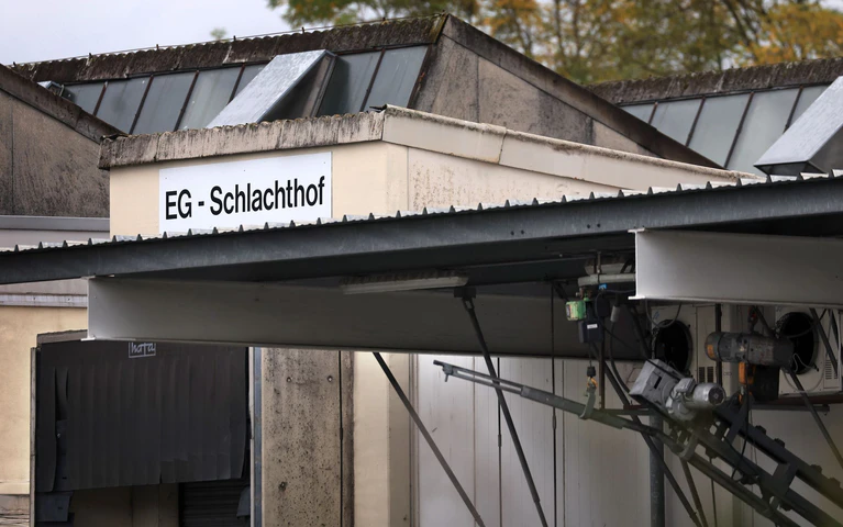 Die Kontroverse um den Schlachthof Aschaffenburg dauert an (Archivbild). — © Karl-Josef Hildenbrand/dpa