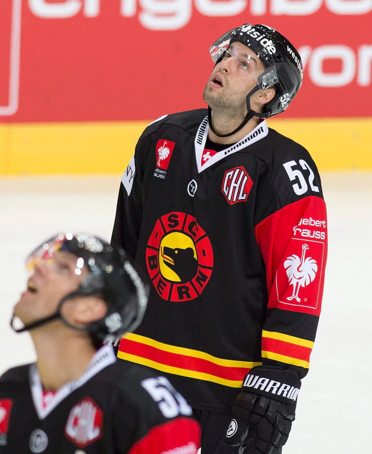 Spielte in diversen Top-Ligen und wird nun Co-Trainer in Straubing: Marc-André Gragnani (rechts). — © picture alliance / dpa