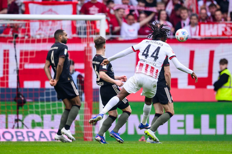 Schuss ins Glück: Freiburgs Johan Manzambi trifft zum 1:0. — © Tom Weller/dpa