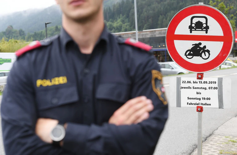Seit sechs Jahren verhängt Tirol Schleichweg-Verbote. (Archivfoto)  — © Angelika Warmuth/dpa