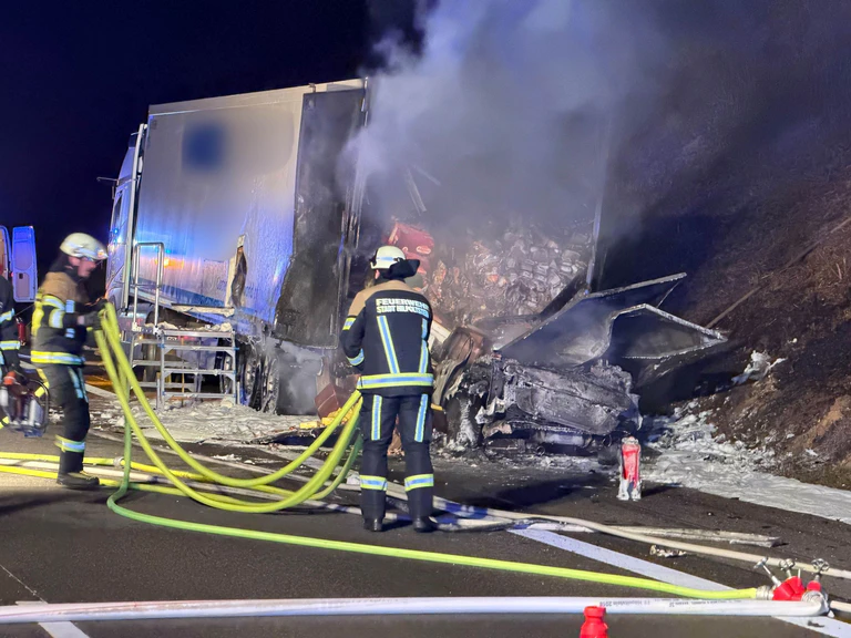 Nach dem Unfall auf der A9 laufen die Ermittlungen zur Ursache und zur Identität des verunglückten Autofahrers. — © Goppelt/Vifogra GmbH/dpa