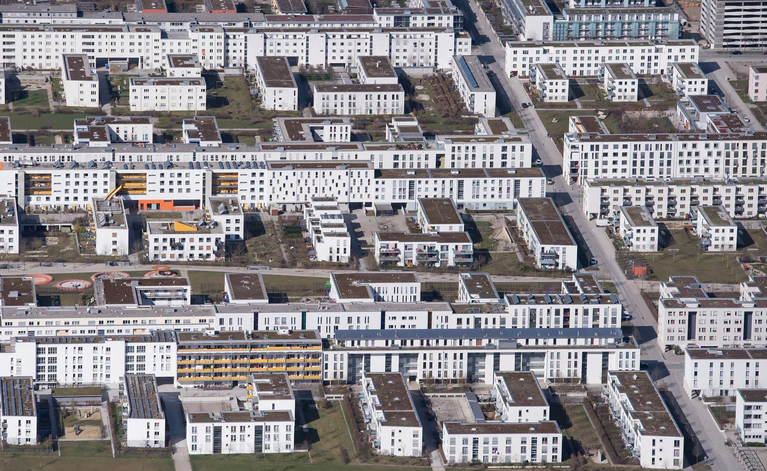 Der Wohnungsmangel in Deutschland zieht nach Analyse des Pestel-Instituts mittlerweile die gesamtwirtschaftliche Entwicklung in Mitleidenschaft. (Symbolbild) — © Sven Hoppe/dpa