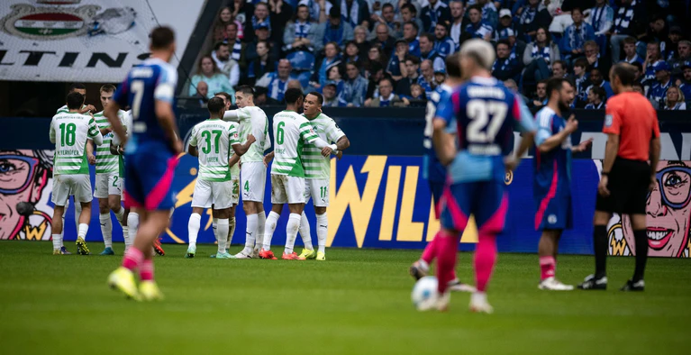 Der FC Schalke 04 musste gegen die SpVgg Greuther Fürth die nächste Niederlage hinnehmen. — © Fabian Strauch/dpa
