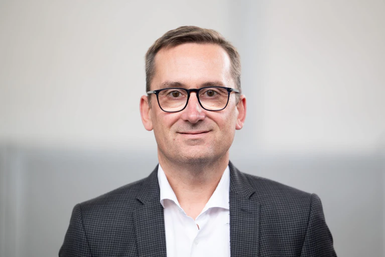Die Mitarbeiter dürfen sich auf dem Kreuz verewigen, sagt der Geschäftsführer der Joseph Gartner GmbH, Jürgen Wax. (Archivbild) — © Marijan Murat/dpa