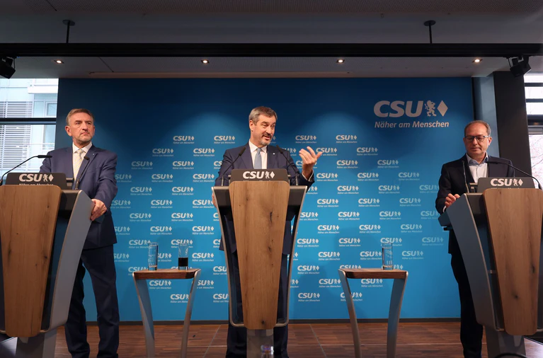 Markus Söder präsentiert schon einmal zwei Anwärter für zentrale Ministerposten. — © Karl-Josef Hildenbrand/dpa