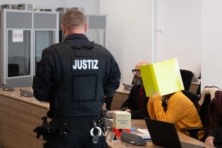 Susann E. zu Beginn des Prozesses am Dresdner Oberlandesgericht.  — © Sebastian Kahnert/dpa-Pool/dpa