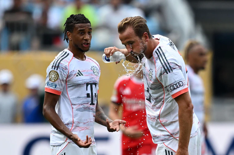 Trinken, trinken, trinken: Harry Kane nutzt eine Spielpause. — © Sven Hoppe/dpa