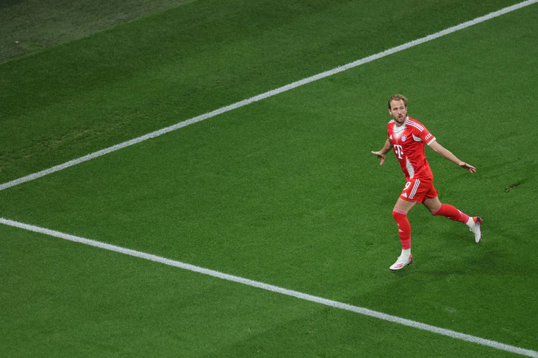 Harry Kane feiert sein Tor zum 1:0. — © Rolf Vennenbernd/dpa