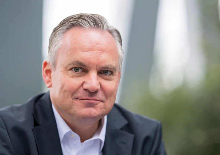 Weil der Oberbürgermeister von Ingolstadt, Christian Scharpf (SPD), nach München wechselt, muss in Ingolstadt vorzeitig ein neuer OB gewählt werden. (Archivbild) — © Peter Kneffel/dpa