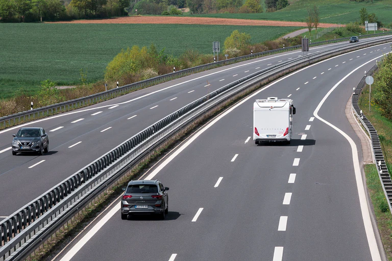 An der Autobahn 73 soll eine Tank- und Rastanlage entstehen. (Symbolbild) — © Daniel Vogl/dpa