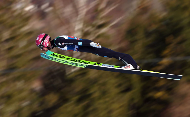 Felix Hoffmann springt in Garmisch. — © Daniel Karmann/dpa