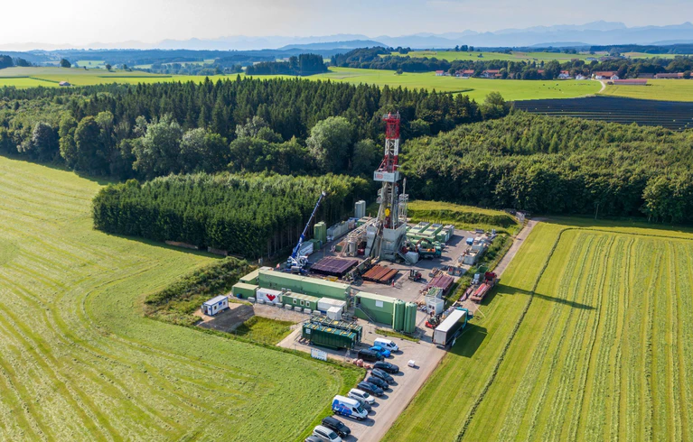 Der Bohrplatz in der Gemeinde Reichling ist nicht nur den Anwohnern ein Dorn im Auge - ab Mitte Oktober soll der Bohrturm wieder abgebaut werden. (Archivbild) — © Peter Kneffel/dpa
