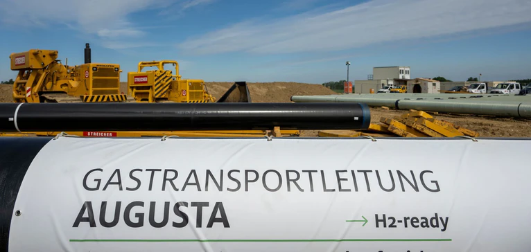 Die fast 41 Kilometer lange Gasfernleitung „Augusta“ von Wertingen nach Kötz soll die Erdgasversorgung in Bayern und Baden-Württemberg verbessern. — © Stefan Puchner/dpa