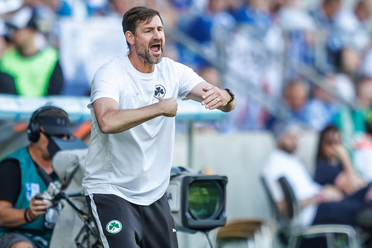 Hat viel Spektakel gesehen in den Spielen seiner Fürther: Trainer Thomas Kleine. — © Andreas Gora/dpa