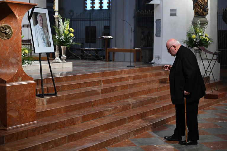 In vielen Kirchen stehen Bilder des gestorbenen Papstes, es liegen Kondolenzbücher aus. — © Felix Hörhager/dpa