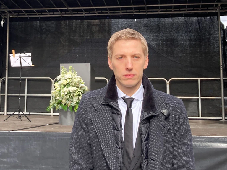 Münchens zweiter Bürgermeister Dominik Krause stellt zum Jahrestag das Leid der Betroffenen in den Mittelpunkt. — © Sabine Dobel/dpa