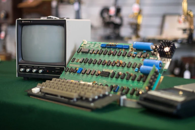 Apple 1 Deutsches Museum — © Ein Apple Computer 1 von 1976, im Auktionshaus Breker in Köln. Foto: Marius Becker/Archiv