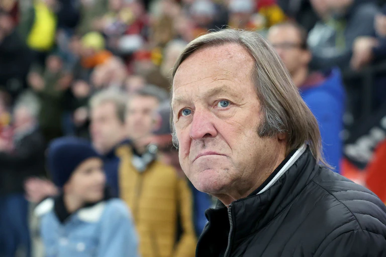 Eishockey-Legende Erich Kühnhackl ist mit dem Bayerischen Verdienstorden ausgezeichnet worden.  — © Christian Kolbert/dpa