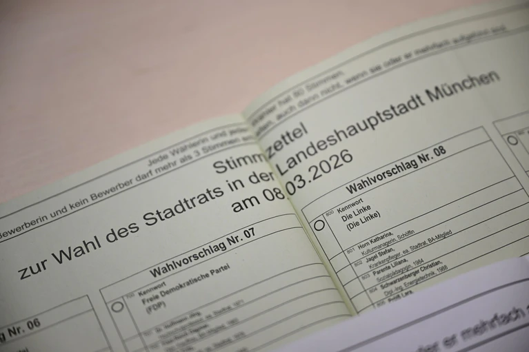 In München erstattete ein Stadtratskandidat Anzeige wegen rassistischer Beleidigung. (Symbobild) — © Felix Hörhager/dpa