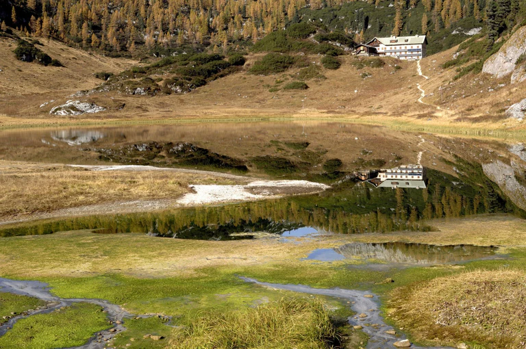 Im nur wenige Meter höher gelegenen Kärlingerhaus kann es bereits bis zu 20 Grad wärmer sein als am Funtensee selbst. (Archivbild) — © Jürgen Waßmuth/dpa