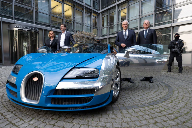 Das Luxusauto wurde von Ermittlern beschlagnahmt. — © Peter Kneffel/dpa