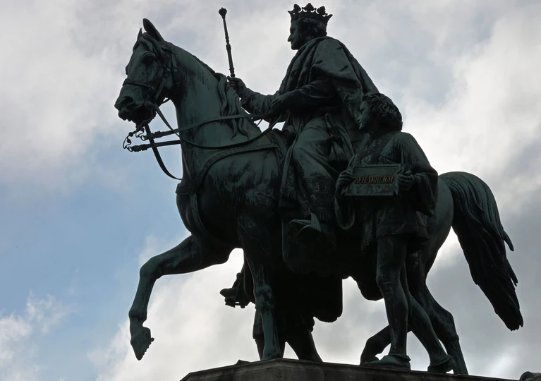Am Odeonsplatz in München erinnert ein Reiterstandbild an König Ludwig I. — © Malin Wunderlich/dpa