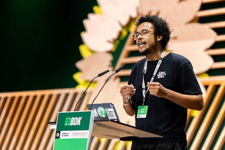 Entschuldigte sich nach dem umstrittenen Video: Grüne-Jugend-Chef Luis Bobga. (Archivbild) — © Michael Matthey/dpa