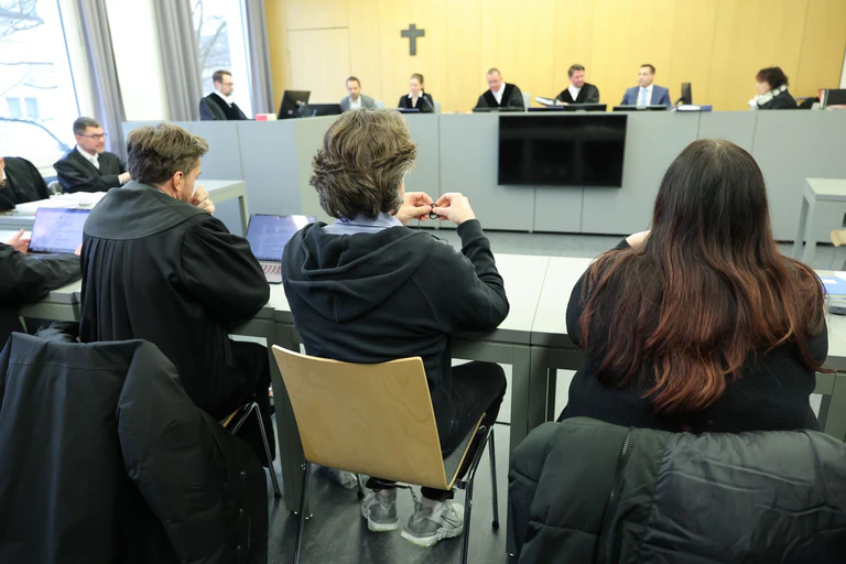 Der 46-Jährige ist unter anderem wegen fahrlässiger Tötung angeklagt. — © Daniel Löb/dpa
