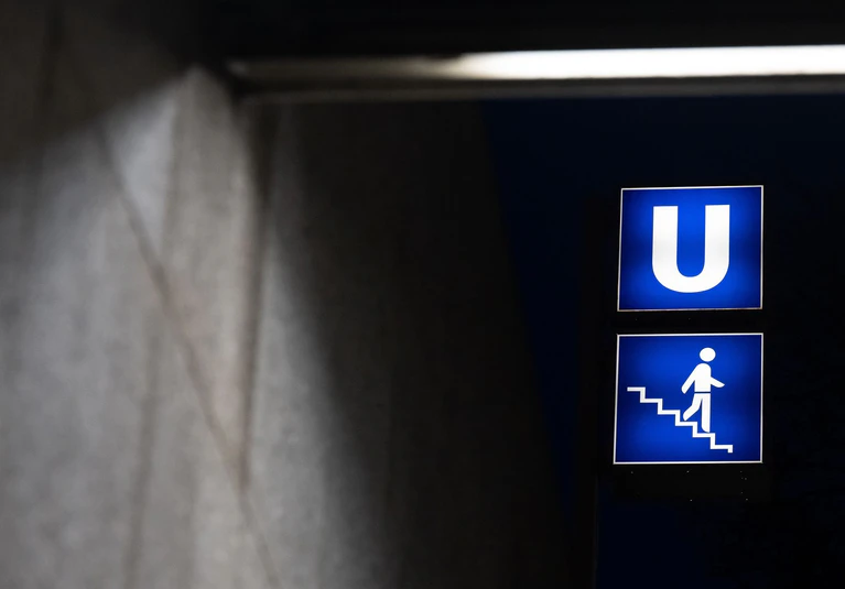 Die Rettungskräfte eilten zu dem Münchner U-Bahnhof. (Symbolbild) — © Sven Hoppe/dpa