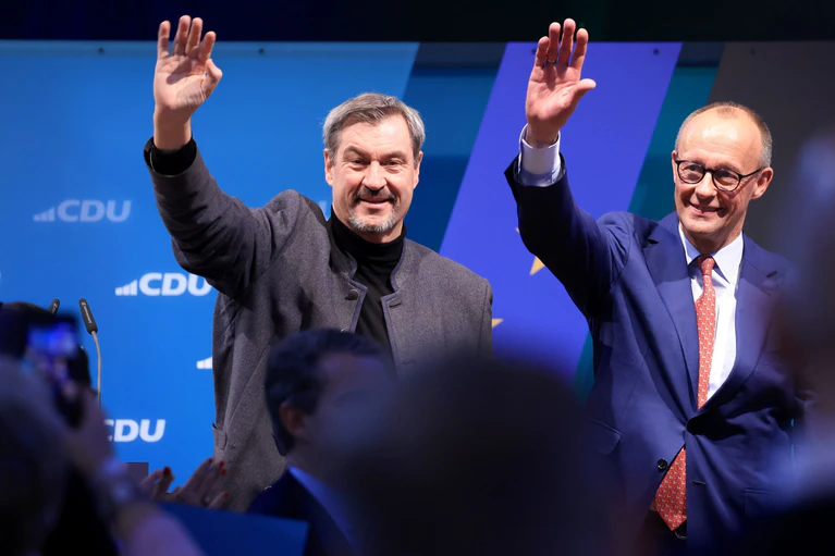 Markus Söder und Friedrich Merz wollen auf dem CSU-Parteitag wieder Einigkeit demonstrieren. (Archivfoto) — © Oliver Berg/dpa