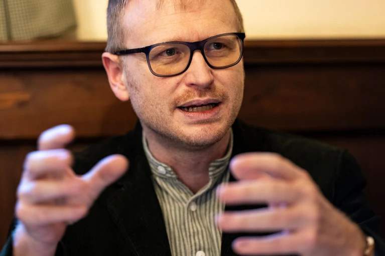 Niklas Hilber sieht in den Bereichen Politik, Schule und Kunst Möglichkeiten, das Image von Dialekten zu verbessern. (Archivbild) — © Lennart Preiss/dpa