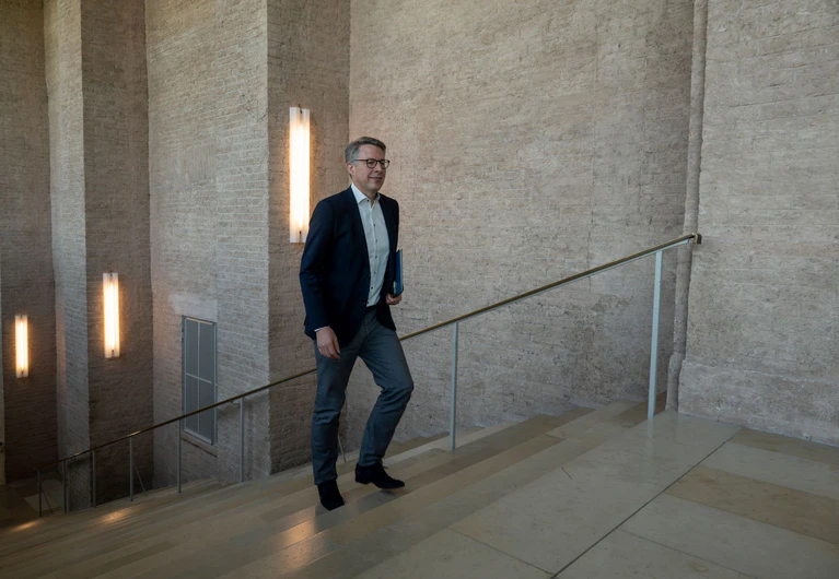 Kunstminister Markus Blume (CSU) lobt den Innovationsgeist der Museen in Bayern. (Archivbild) — © Peter Kneffel/dpa