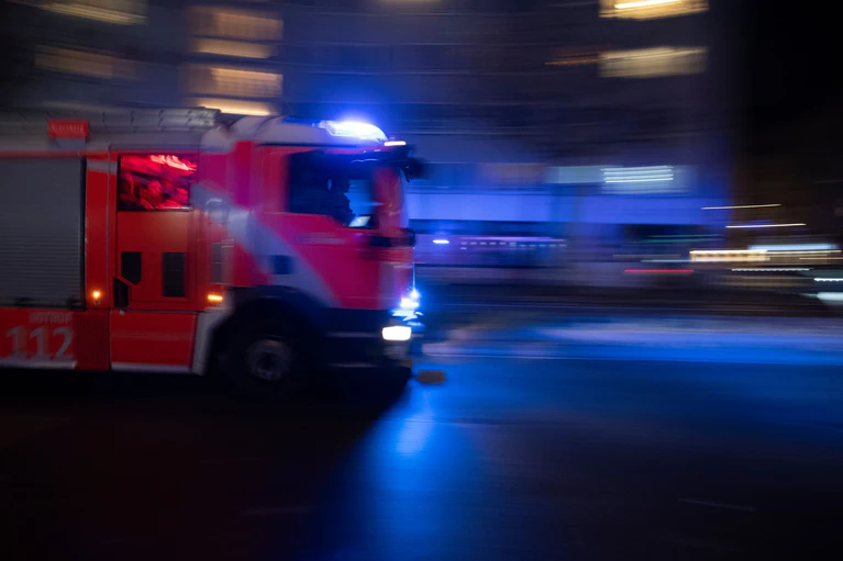 Feuerwehrleute löschen den Brand in einem Parkhaus. (Symbolbild) — © Paul Zinken/dpa